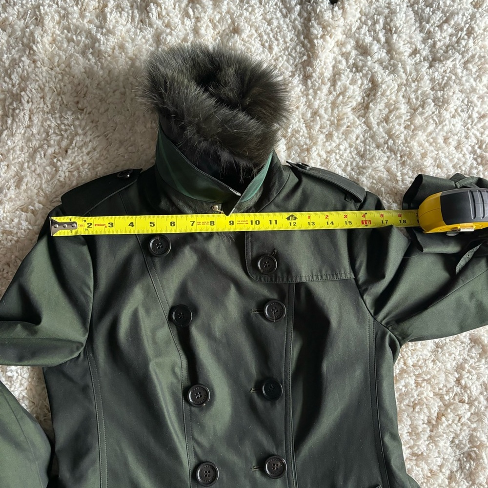 Burberry Sandringham Trench coat with removable fur collar in dark olive green - Picture 13 of 17